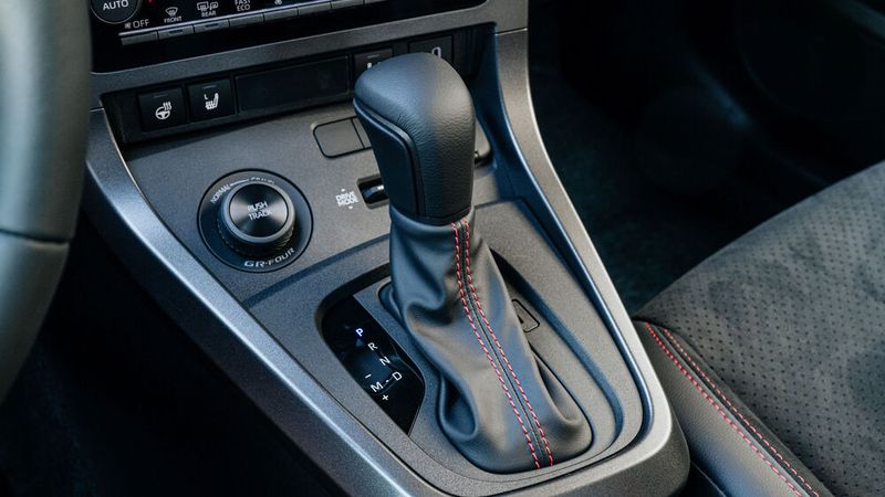 Schalten lassen: Den GR Yaris gibt es jetzt auch mit einer Achtgang-Automatik. (Bild: Jayson Fong)