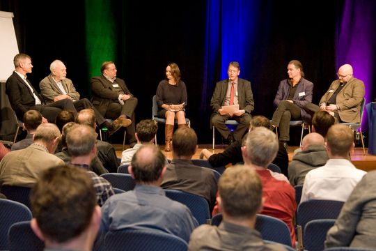 Die Expertenrunde der Podiumsdisukssion zum FPGA-Kongress 2018. vlnr: Peter Guse (grow platform GmbH - A Bosch Company), Prof Jochen Ludewig (Uni Stuttgart), Thomas Lühr (ISF München), das Moderatorengespann Martina Hafner und Johann Wiesböck (Elektronikpraxis), Prof Holger H. Hoos (Universiteit Leiden) und Lars Vollmer (intrinsify.me). Die Expertenrunde der Podiumsdisukssion zum FPGA-Kongress 2018. vlnr: Peter Guse (grow platform GmbH - A Bosch Company), Prof Jochen Ludewig (Uni Stuttgart), Thomas Lühr (ISF München), das Moderatorengespann Martina Hafner und Johann Wiesböck (Elektronikpraxis), Prof Holger H. Hoos (Universiteit Leiden) und Lars Vollmer (intrinsify.me).
