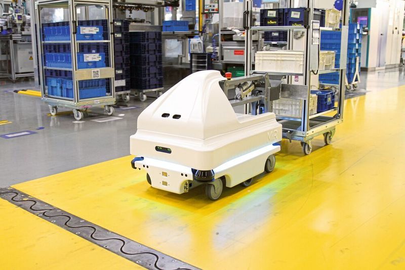 Bei Nidec GPM sind drei MiR100-Roboter mit dem Hängersystem MiRHook im Einsatz. Sie versorgen Produktionslinien und Anlagen mit Material und bringen Leergut ins Lager.  (MiR)