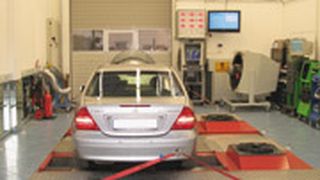 Praktische Hilfe bei Fehlerdiagnosen aller Art: der 1 000-PS-Allradprüfstand von Auto Service Loeben. Fotos: Dominsky (Archiv: Vogel Business Media)