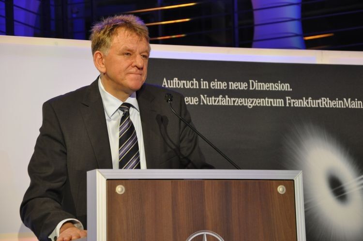 Andreas Rentschler konnte sich die Spitze Richtunge Berliner Flughafen nicht verkneifen, dass die Daimler AG mit dem Neubau bewiesen habe, dass es sehr wohl Großprojekte in Deutschland gebe, die unter den geplanten Investitionen sowie den zeitlichen Vorgaben entstehen. (Foto: Richter)