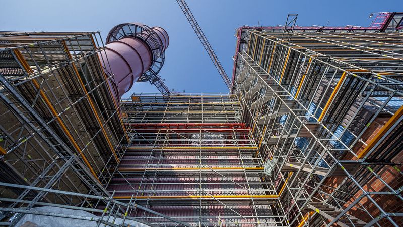 Sichere Arbeitsplattformen bieten neben dem Schutz von Ersteller und Nutzer auch einen hohen Komfort auf dem Gerüst.  (Bild: PERI)