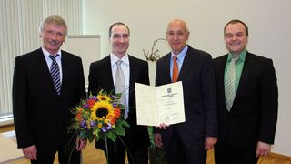 v.l. Prof. Peter Scharff, Rektor der TU Ilemnau, Prof. Michael Rock, Thomas Dehn, Geschäftsführer der Stifert-Firma Dehn + Söhne, Prof. Jochen Seitz, Dekan der Fakultät für Elektrotechnik und Informationstechnik der TU Ilmenau.  Bild: Dehn (Archiv: Vogel Business Media)