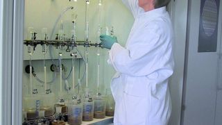 Abb. 1: Die säulenchromatographischen Aufreinigungsschritte im Rahmen der Dioxinbestimmung erfolgen manuell.  (Bild: Laves Oldenburg)