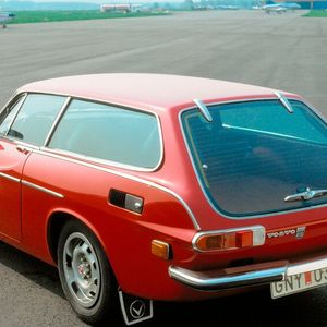 Marken-Ikone – Mit dem von Fans „Schneewittchensarg“ genannten Shootingbrake 1800 ES schrieb Volvo 1971 Designgeschichte, elf Jahre nach dem Debüt des Coupé-Basismodells Volvo P1800.(Bild:  Volvo)
