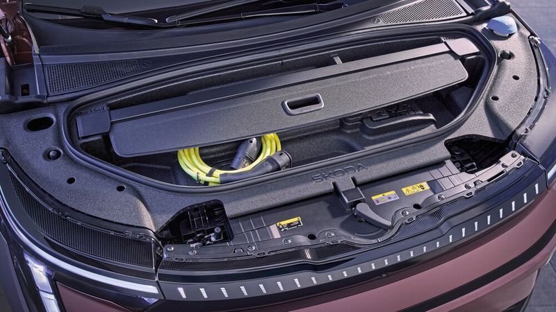 Unter der Motorhaube finden das Ladekabel und diverser Kleinkram Platz. Der Frunk gehört in die Kategorie „Simply Clever“. (Bild: Skoda)
