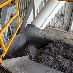 Bild 1: Die Anlage zerkleinert die verunreinigten Stahlspäne und zentrifugiert sie, bevor sie anschließend einem Spänecontainer zugeführt werden.