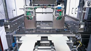 Einblick in das Innenleben der Aufrichtemaschine: Zu sehen sind Aufrichtestempel, die Leimdüsen mit ihren Stellmotoren (rechts unten) und das neue Faltwerkzeug im Hintergrund.  (Bild: Bilder: Gerhard Schubert)