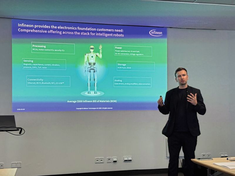 View of the system architecture: Nenad Belancic, head of application management for robotics at Infineon, presents the electronic core components and the cost structure of the machines. (Image:mc/VCG)
