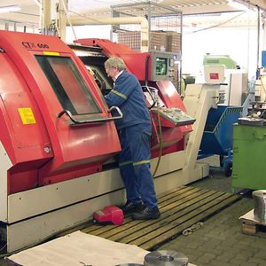 Beim Zerspanen setzt man auf CNC-Technik von Gildemeister. Bilder: Schreier