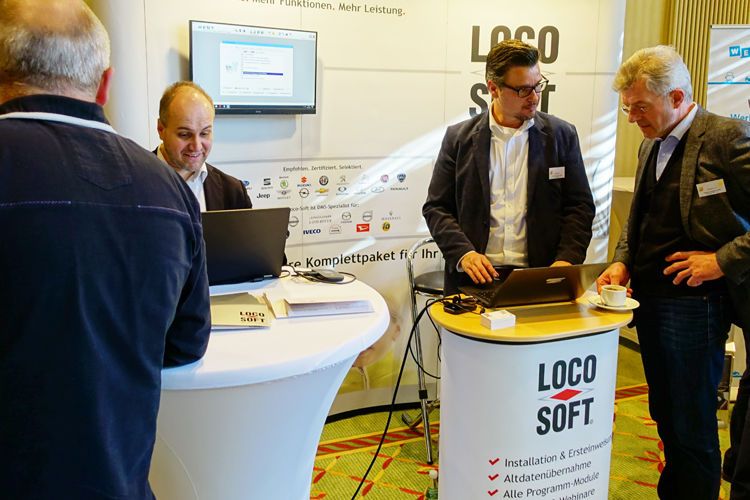 … waren Christian Schulte (li.) und Elvis Kapic (Mitte) von Locosoft …  (Bild: Rehberg / »kfz-betrieb«)