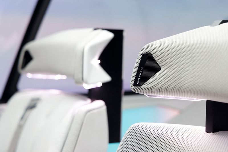 Die Hochtöner in den Kopfstützen tragen zum räumlichen Klangbild bei – informieren aber auch bei einem herannahenden Einsatzfahrzeug. (Bild: Renault)