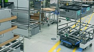 MIR200 manövriert selbstständig durch die Werkshallen. (MiR)