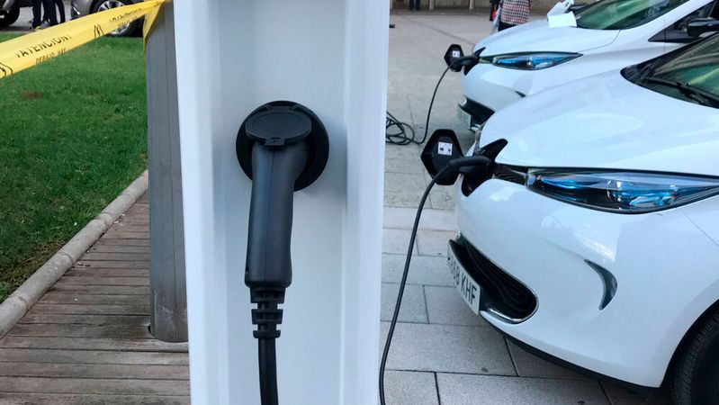 Ohne Umweltbonus kaum Nachfrage nach E-Autos? Eine aktuelle Studie des Beratungsunternehmens A.T. Kearney legt dies nahe.(Bild:  Seyerlein/»kfz-betrieb«)