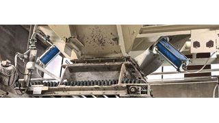 Hier wurde der weltweit größte pneumatische Klopfer K160 zweimal unterhalb eines Sand-Split-Bunker am Auslauftrichter montiert. Dieser ist vier mal vier Meter groß, die Wandstärke beträgt 20 Millimeter und der Auslass 500 mal 500 Millimeter. (Bild: Singold Gerätetechnik)