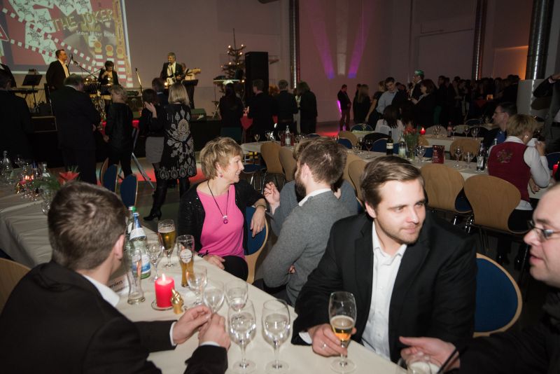Vogel X-Mas Party 2012 im VCC in Würzburg    Unser Volontär Wolfgang Ernhofer (zweiter von rechts) im Gespräch mit dem LP Chefredakteur Marc Platthaus (rechts).  Weitere exklusive Bilder zur Vogel Weihnachtsfeier finden Sie auf unserer Facebook-Fanpage. Jetzt reinschauen und Fan werden. Wir freuen uns über jeden Like. (Bild: Marcel Gollin/Vogel Business Media)