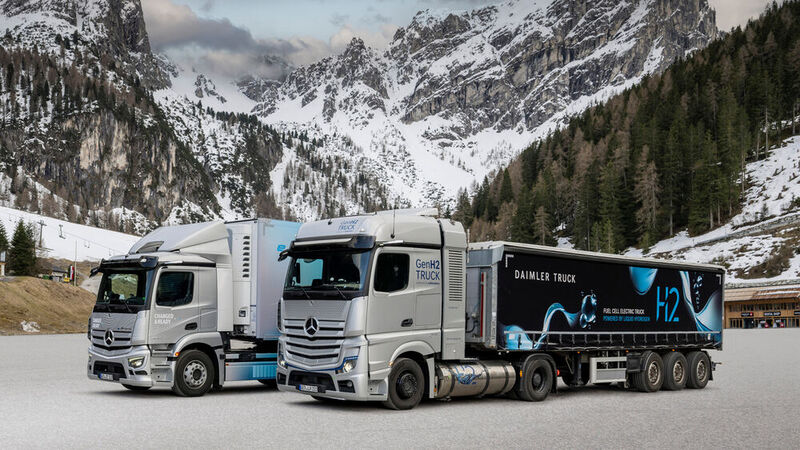 Daimler testet zwei unterschiedliche Laster auf dem Brenner: Einer hat 18 Kilo Gas in seinen Drucktanks, der andere fährt mit zweimal 40 Kilo tiefgekühltem, flüssigem Wasserstoff. (Bild: Daimler)