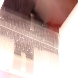 Brüderlich geteilt: Den Laptop der Eltern versehentlich fallen zu lassen ist wohl der Albtraum der meisten Töchter und Söhne. Wenn sich die Eltern jedoch zum „Tatzeitpunkt“ außer Landes befinden, hat man wenigstens genügend Zeit den Schaden zu beheben - im besten Fall natürlich unbemerkt. So passierte es einem jungen Mann, der gleich am Folgetag den Laptop schnappte und zu uns ins Labor brachte. Wir versprachen, ihm die geretteten Daten rechtzeitig vor der Rückkehr der Eltern übergeben zu können und er ging beruhigt nach Hause. Als der zuständige Techniker jedoch den Laptop öffnete, musste er feststellen, dass die Festplatte fehlte. Wir riefen den Kunden an und fragten nach. Offenbar hatte sein Bruder – ebenfalls in Angst vor dem elterlichen Zorn – den Datenträger am Vorabend ausgebaut und zu einem anderen Datenrettungsanbieter gebracht. Da dieser die Daten jedoch nicht retten konnte, kam die HDD letztendlich doch noch auf Umwegen bei uns im Labor an. Zwar waren die Eltern mittlerweile wieder daheim angekommen, konnten aber dank der von uns doch noch geretteten Daten besänftigt werden.