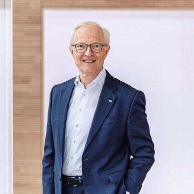Dr. Kurt Schmalz ist geschäftsführender Gesellschafter der J. Schmalz GmbH. Die J. Schmalz GmbH ist ein weltweit führendes Unternehmen in der Vakuum-Technologie. Als Familienunternehmen im Schwarzwald agiert Schmalz global mit 31 Gesellschaften und etwa 1.800 Mitarbeitern. Das Produktportfolio umfasst Greifsysteme für die Automation und Robotik und manuelle Handhabungsgeräte, die in Branchen von der Automobilindustrie bis zur Lebensmittelverarbeitung eingesetzt werden.  (Bild: Martin Wagenhan)