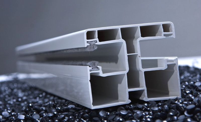 Funktioneller Verbund: Voll- und Hohlprofile werden je nach Anwendung mit Glasfaser-, Aluminium- oder Stahleinlagen oder anderen Elementen (im Bild mit Abstreifern) ausgestattet. Bild: SLS Kunststoffverarbeitung (Archiv: Vogel Business Media)