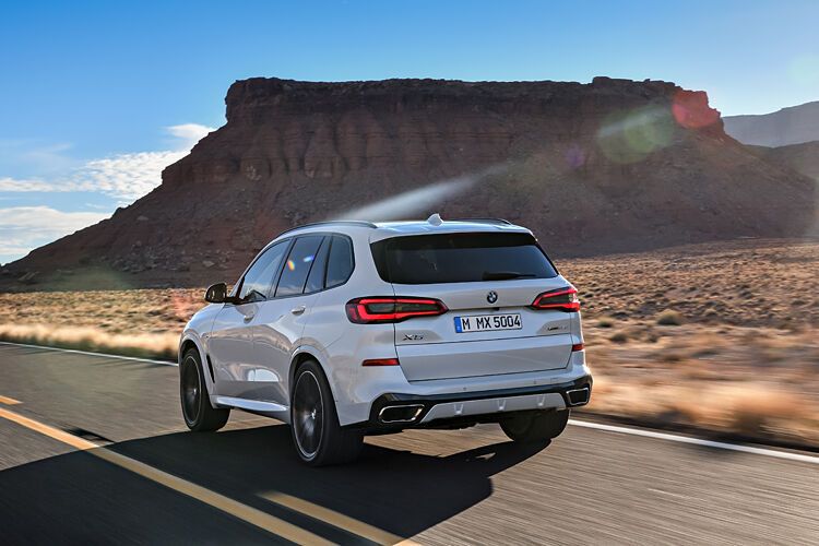 Erstmals ist das SUV mit Hinterachslenkung zu haben, serienmäßig sind zudem nun aktive Dämpfer an Bord, alternativ ist eine Luftfederung bestellbar. (BMW)