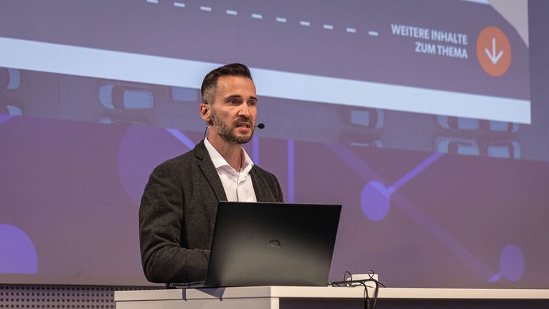 Martin Fräder von Mobile.de erklärte den Teilnehmern und Teilnehmerinnen, Kunden würden ihr digitales Erlebnis beim Autokauf mit dem beim Bestellen von Waren oder dem Buchen von Hotels vergleichen – und daraus ihre Erwartungen ableiten.  (Bild: Stefan Bausewein)