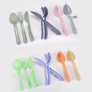 Der 1. Platz beim Plagiarius-Wettbewerb ging in diesem Jahr an das Besteckset Klikk vom Originalhersteller Koziol (siehe oben). Are Media Pty Ltd., die sich selbst als Australiens ‚leading premium‘ Verlagshaus für Frauenmagazine bezeichnen, setzte laut Aktion Plagiarius ein sehr minderwertiges Plagiat des Bestecks im Rahmen einer Loyaltykampagne ein. Das Plagiat sei aus ungeeignetem Kunststoff produziert, der sich nach kürzester Zeit verforme und damit das Besteck nach wenigen Einsätzen völlig unbrauchbar mache. Darüber könne auch der niedrige Preis - ca. ein Drittel des Originalpreises - nicht hinwegtrösten. Hergestellt wurde das Plagiat in China. (Bild:  Aktion Plagiarius e.V.)