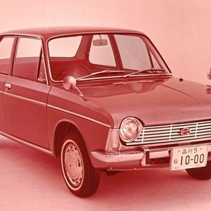 Den 1000 produzierte Subaru ab 1966. Er war der erste Subaru mit Frontantrieb und Boxermotor und das erste „richtige“ Auto der Marke – neben den bislang gebauten Kei-Cars.  Subaru-Ingenieure untersuchten Motoren von Porsche, Volkswagen und des Chevrolet Corvair und entwickelten daraus ihren Frontantrieb.(Bild:  Subaru)