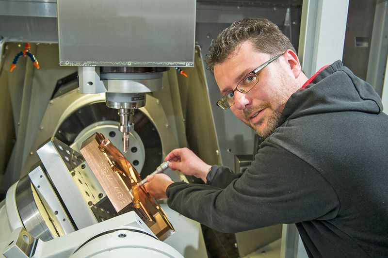 Maschinenoperateur Thomas Fretz von KWC-Werkzeugbau ist von der Bedienung der Versa absolut überzeugt. Sie bringt dank besserer Hauptzeiten und Automation gegenüber den älteren Maschinen einen 50 % höheren Durchsatz. (Bild: Thomas Entzeroth)