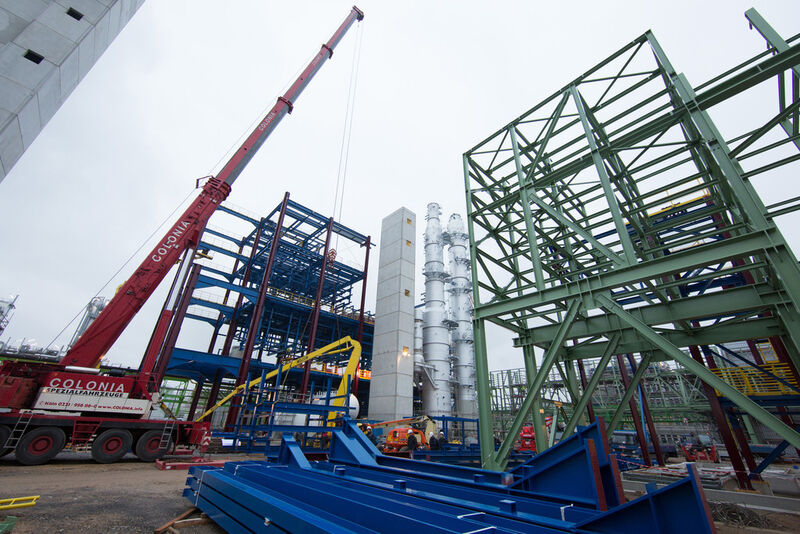 Aktuelles Baubild von der neuen Hightech-Anlage zur Herstellung der Chemikalie TDI (Toluylen-Diisocyanat) von Bayer MaterialScience in Dormagen. Die Fundamente sind gelegt, jetzt wird die Stahlkonstruktion errichtet. Fertigstellung und Inbetriebnahme sind für Mitte 2014 geplant. (Bild: Bayer)