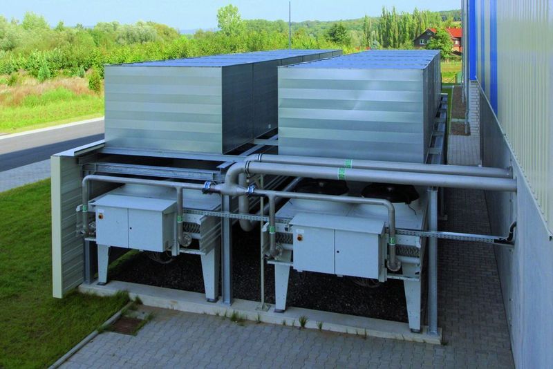Bild 2: Das Kühlwasser wird in einem geschlossenen Kreislauf in einer Rückkühlanlage mit zwei Kühlbatterien außerhalb des Gebäudes zurückgekühlt.  Bild: Aerzener Maschinenfabrik (Archiv: Vogel Business Media)