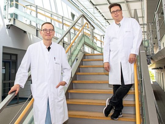 Untersuchten die A2B-Rezeptoren in braunem Fettgewebe: Prof. Dr. Alexander Pfeifer (links) und Dr. Thorsten Gnad (rechts) vom Institut für Pharmakologie und Toxikologie des Universitätsklinikums Bonn.(Bild:  (c) Katharina Wislsperger/UKBonn)
