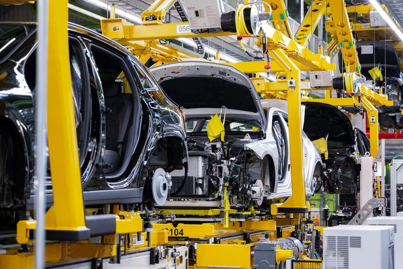 Mit seinem flexiblen Produktionssystem auf Basis von Echtzeitdaten vernetzt Mercedes-Benz seine weltweit rund 30 Werke. Durch MO360 ist Mercedes-Benz in der Lage, Elektro-, Hybrid- und Verbrenner-Modelle auf einer Linie zu produzieren und somit die Produktion von Elektrofahrzeugen entsprechend der Marktnachfrage flexibel zu skalieren. (Bild: Mercedes-Benz AG)