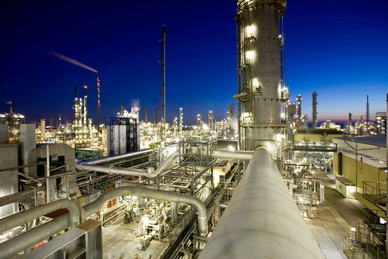 BASF ist das derzeit größte Chemieunternehmen weltweit mit Sit in Ludwigshafen. BASF erwirtschaftete in 2014 einen Umsatz von 74,32 Millionen Euro und beschäftigte 113.292 Mitarbeiter. (BASF)