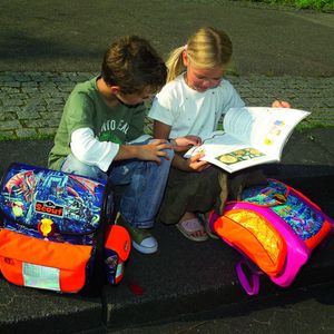 Die Scout-Schulranzen wurden unerlaubt im Internet feilgeboten — ein Dorn im Auge des Herstellers. Integrierte Transponder machen es jetzt möglich, den Weg des Produktes zurückzuverfolgen. Bild: Scout