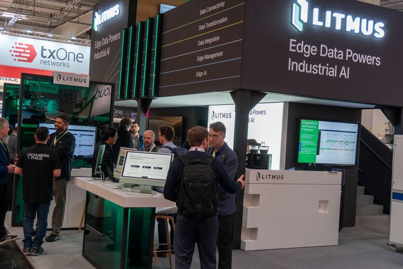 Bei Litmus Edge handelt es sich laut des Herstellers um eine Plattform für industrielle Datenoperationen, die Herstellern hilft, Echtzeit-Daten zu nutzen. Hierzu soll sie OT und IT nahtlos verbinden, die Erfassung und Analyse industrieller Daten direkt an der Quelle ermöglichen und Latenzzeiten reduzieren. Mit über 250 Konnektoren für einfache Integration, Echtzeit-Datenverarbeitung und integrierter KI fördere sie die Effizienz, die Skalierbarkeit sowie datengetriebene Entscheidungen. (Bild: Vogel Communications Group)