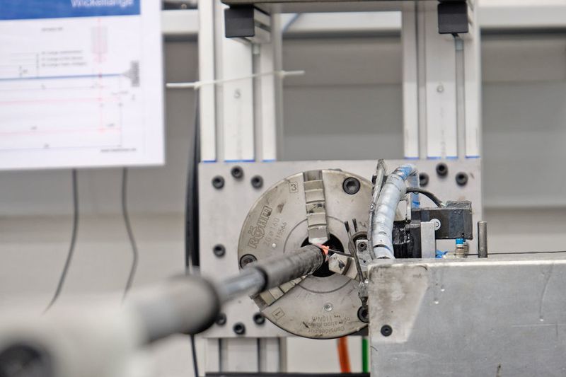 Mit diesem System gelingt die Fertigung runder, in drei Dimensionen hoch belastbarer CFK-Bauteile in fester Verbindung mit metallischen Endstücken. (Hänchen)