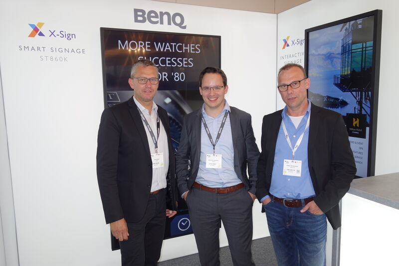(v. l.) André Hoock und Alexander Brombach, BenQ, mit Tobias Hardenbicker, Lang AG. (Bild: IT-BUSINESS)