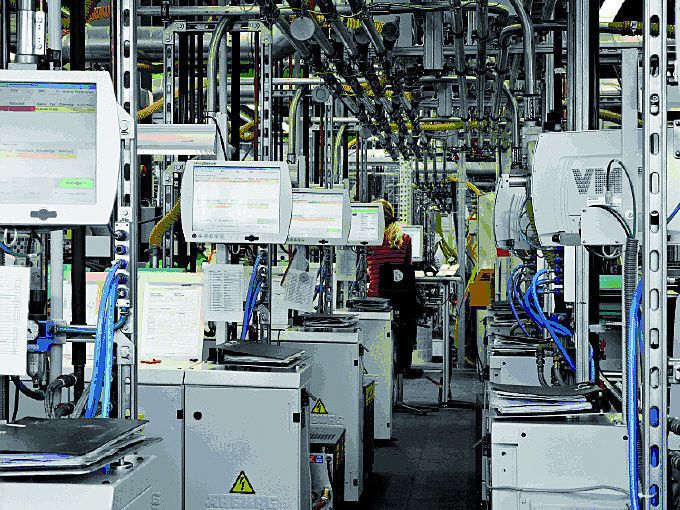 Bild 1: Der Industrie-PC lässt sich dank hoher Schutzart und variabler Montagemöglichkeiten direkt im Fertigungsprozess installieren. Bild: Phoenix Contact (Archiv: Vogel Business Media)