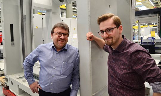 (Moritz Ragg (rechts): „Wir haben rasch gemerkt, dass das Know-how bei Keba tief ansetzt, auch was die Fertigung betrifft.“ Peter Siegel (links) ergänzt: „Keba macht von der Entwicklung über Layout bis hin zur Fertigung alles selbst im Hause.“  Bild: Keba)