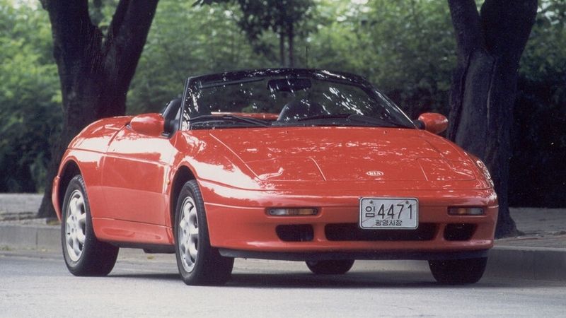 Den neue Elan baute die Marke Lotus von 1988 bis 1992 mit einem quer eingebautem 1,6-Liter-Motor von Isuzu (Sauger und Turbo). 1995 übernahm Kia die Produktionsanlagen und baute das Modell zwischen 1996 und 1999 als Kia Elan weiter. Den 1,6-Liter-Isuzu-Motorersetzten die Koreaner durch einen eigenen 1,8-Liter-Motor mit 113 kW (151 PS). (Bild: Kia UK)