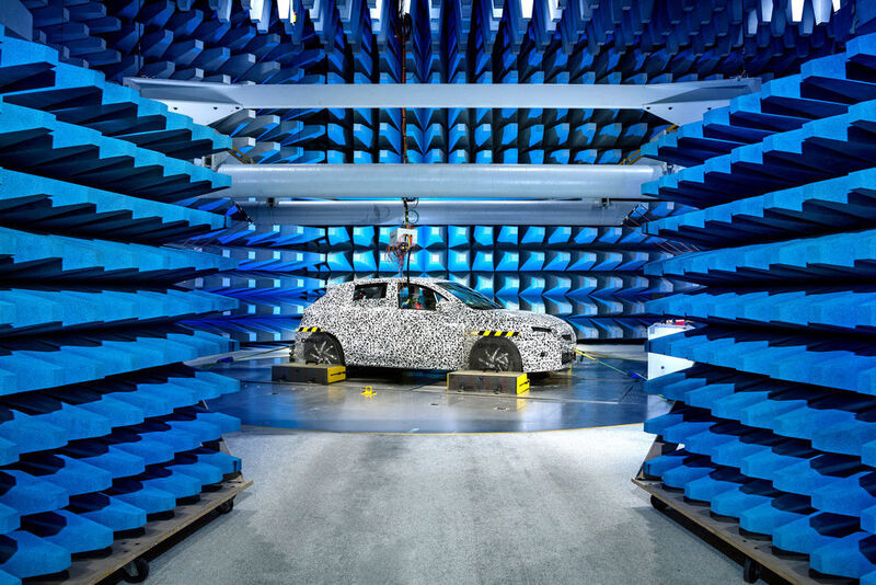 Im EMV-Zentrum überprüfen Opel-Ingenieure in speziell ausgestatteten Räumen, wie die Fahrzeugelektronik auf mögliche elektromagnetische Störungen reagiert. (Opel)