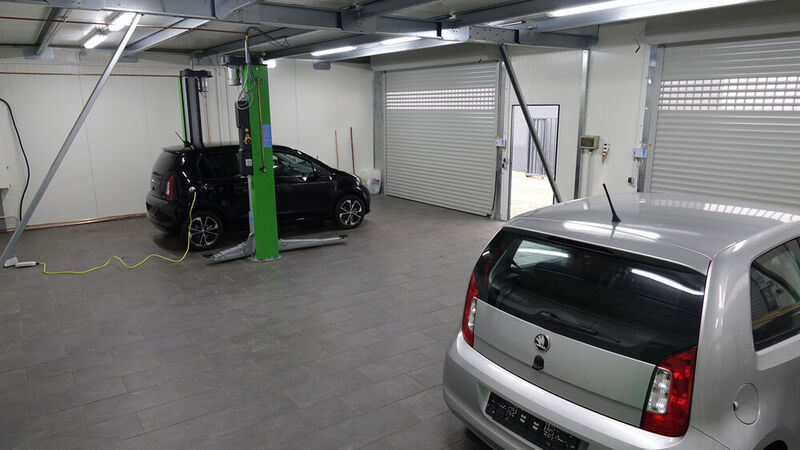 Deswegen hat das Unternehmen erst kürzlich in eine rund 100 Quadratmeter große Werkstatthalle für E-Autos investiert.  (Bild: Schreiner/»kfz-betrieb«)