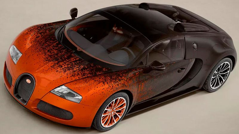 Die Außenhülle dieses Veyron Grand Sport ziert ein Design aus mathematischen und wissenschaftlichen Formeln von Bernar Venet. (Bild: Bugatti)
