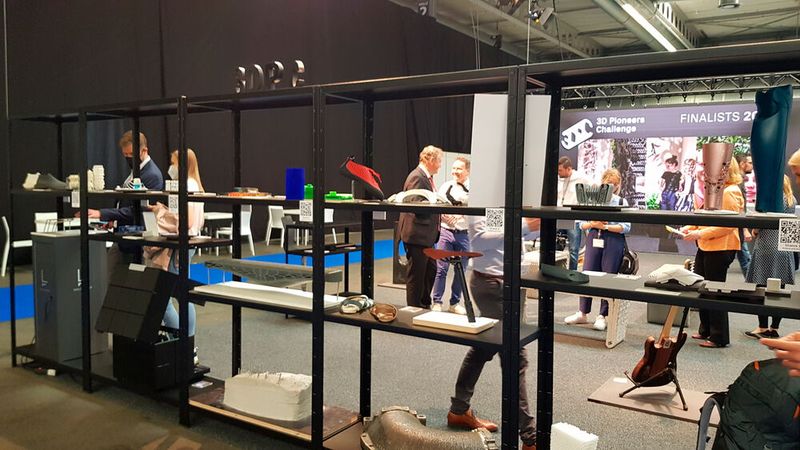 Auf der Rapidtech3D wurden auch die Exponate der 35 Finalisten der 3D Pioneers Challenge (3DPC) präsentiert. Deutlicher Trend sind Materialentwicklungen und Technologieprozesse mit Fokus auf eine vielschichtige Nachhaltigkeit.  (Bild: D.Quitter/VCG)