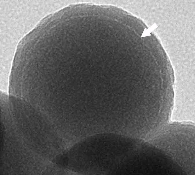 Mikroskopische Aufnahme eines Glaskügelchens von 160 Nanometern Durchmesser. In der hellen dünnen Schicht (Pfeil) liegen die DNA-Moleküle, welche die Audioinformation speichern. Für die Musik des ganzen Albums braucht es 5000 solcher Kügelchen. (ETH Zürich / Robert Grass)