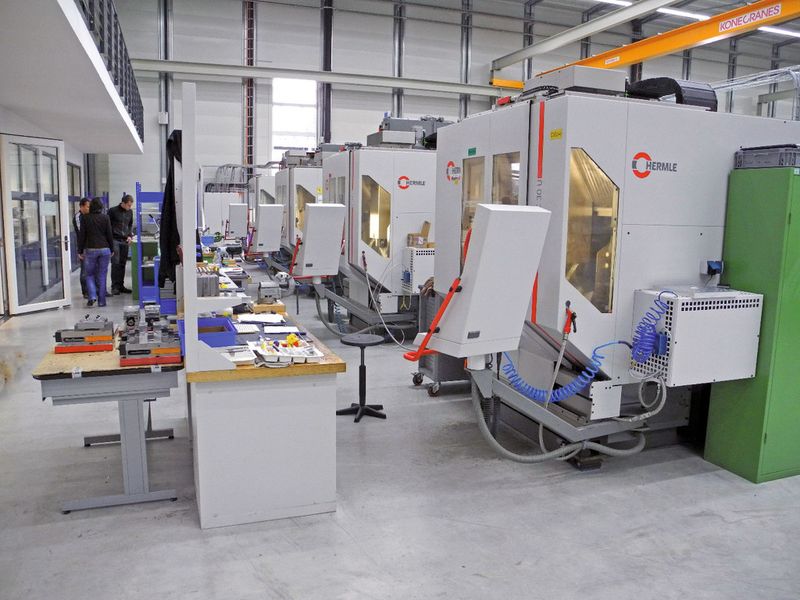 Blick in eine der Fertigungshallen der Frästechnik bei Toolcraft. (Bild: Concept Laser)
