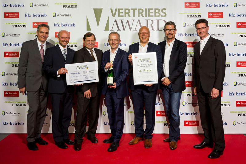 Die Jury hat sich für zwei dritte Plätze entschieden. Einer davon ging an die Auto-Zentrale Karl Thiel in Rheda-Wiedenbrück. Ein Erfolgsmerkmal ist die Kooperation mit dem Reisemobilhersteller Westfalia und das dazugehörige Westfalia-Outlet. Dies zieht viele zahlungskräftige Kunden nicht nur aus dem Umland in den Betrieb. (Bild: Stefan Bausewein)