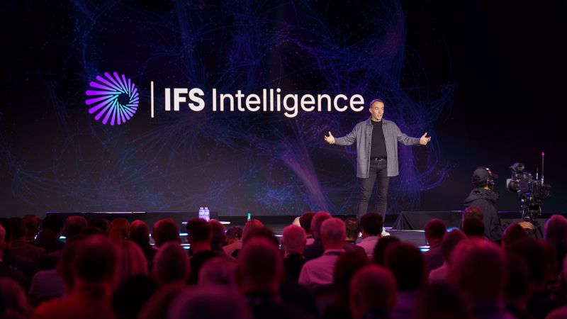 Mark Moffat, CEO von IFS, präsentiert auf der Konferenz Unleashed in Orlando die neue KI-Lösung IFS Intelligence.(Bild:)