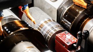 Gewindewalzen von hohlen Ölfiltergehäusen: Das Werkstück wurde zwischen den Rollwerkzeugen positioniert. Nun beginnt das Rollverfahren.  (Bild: Joshua Rzepka / Kammerer Gewindetechnik)